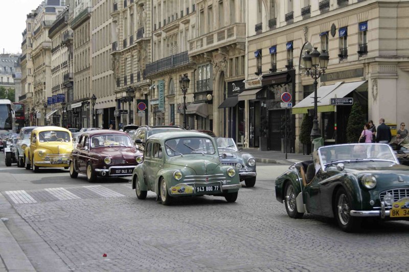 Парад ретро-автомобилей Traversee de Paris